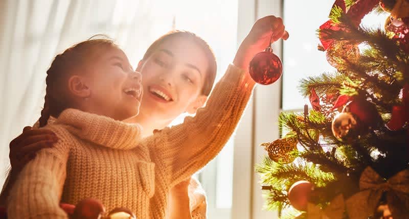 Familia con un plan navideño ideal, adornar el árbol con los mejores looks de fiesta infantiles