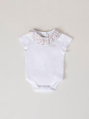 SHORT SLEEVE BODYSUIT WITH FLOWER PRINT NECK IN PURE WHITE