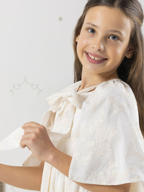 Capa seda bordada marfil