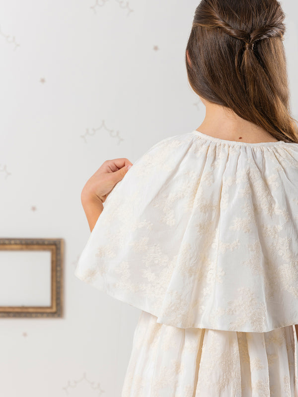 Capa seda bordada marfil