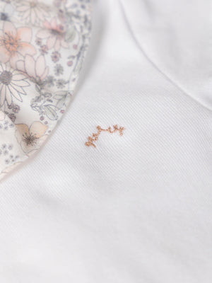 SHORT SLEEVE BODYSUIT WITH FLOWER PRINT NECK IN PURE WHITE