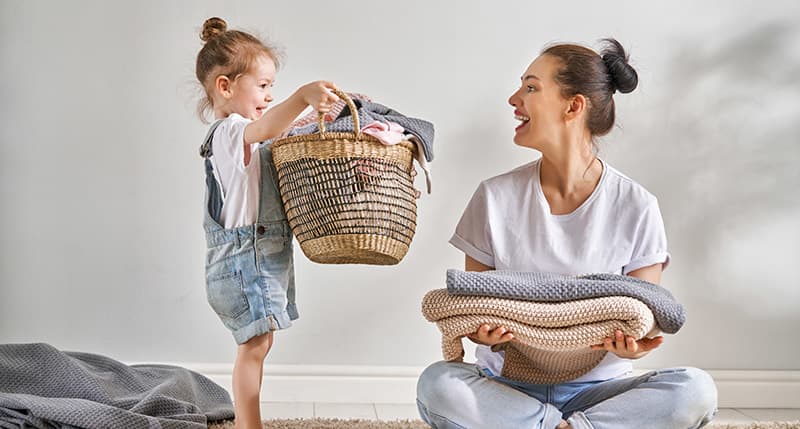 Una niña ayuda en casa con las tareas a su madre mientras se divierte y aprende