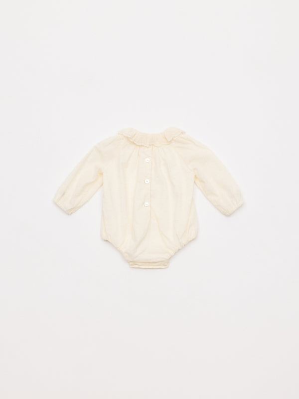 Mameluco plumeti bordado nata