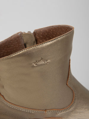 BOTA DETALLE PUNTERA EFECTO METALIZADO ORO