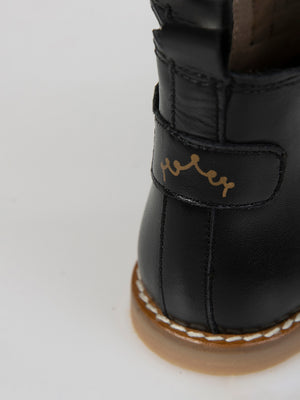 BOTA CHELSEA DETALLE PUNTERA NEGRO